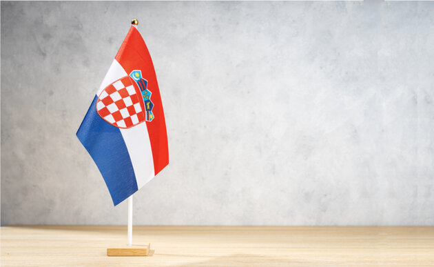 Hrvatska zastava na stolu